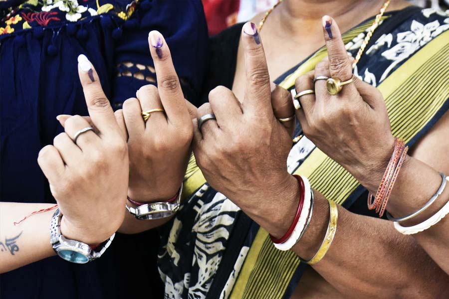 সমীক্ষার জন্য প্রথমে বিভিন্ন কেন্দ্রের কয়েকটি বুথ বাছা হয়। বাইরে দাঁড়িয়ে থাকেন সমীক্ষকেরা। ভোট দিয়ে ভোটাররা বেরোলে তাঁদের নির্দিষ্ট কিছু প্রশ্ন করা হয়। সেই উত্তরের ভিত্তিতে তৈরি করা হয় সমীক্ষার ফল।