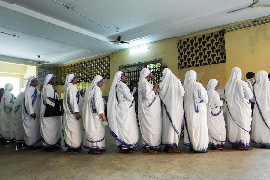 অনেক ক্ষেত্রে ভোট দিয়ে বেরোনোর পর ভোটারদের সামনে ধরা হয় নমুনা ইভিএম। সেখানে গোপনে তাঁরা আবার ‘ভোট’ দেন। সমীক্ষার ফল নির্ভর করে ওই নকল ভোটের উপরেও।