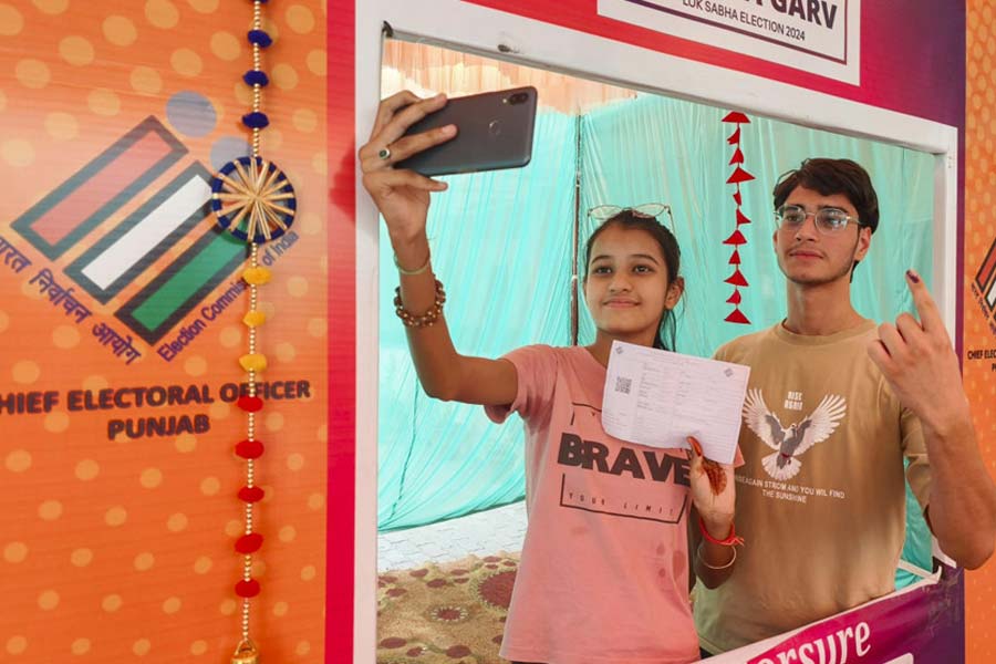 তবে এই বুথফেরত সমীক্ষার উপর কোনও ভাবেই কিন্তু নির্বাচনের ফলাফল নির্ভর করে না। সমীক্ষার ফলের সঙ্গে আসল ফল না-ও মিলতে পারে। অনেক ক্ষেত্রেই সেই নজির রয়েছে। দেখা গিয়েছে, বুথফেরত সমীক্ষার ফল একেবারে উল্টে গিয়েছে ভোটগণনার দিন।