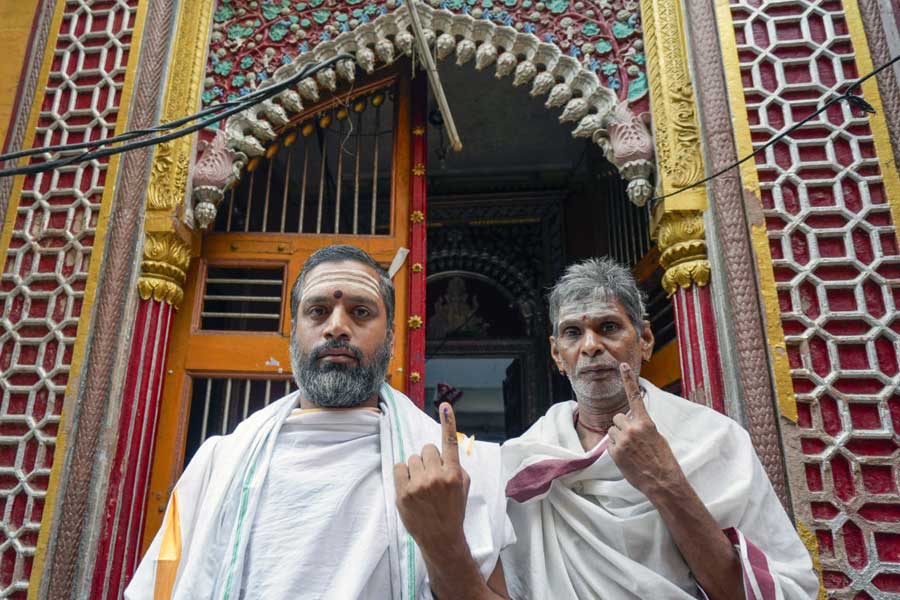 বুথফেরত সমীক্ষা নিয়ে নির্বাচন কমিশনের কিছু নির্দেশিকা রয়েছে। সকল দফার ভোটগ্রহণ পর্ব একেবারে শেষ হয়ে যাওয়ার পরেই এই সমীক্ষার ফল প্রকাশ করতে পারে সংস্থাগুলি।