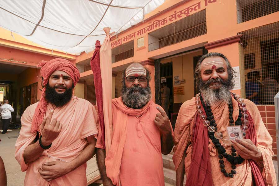 কোনও ভাবেই ভোট শেষ হওয়ার আগে সমীক্ষার ফল প্রকাশ করা যায় না। তাতে ওই ফল দেখে ভোটারদের প্রভাবিত হওয়ার সম্ভাবনা থেকে যায়। তা এড়াতেই বুথফেরত সমীক্ষায় বেশ কিছু বিধি বেঁধে দেয় কমিশন।