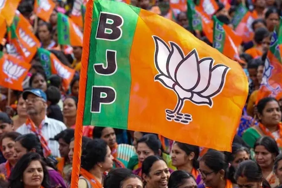 বাংলার ক্ষেত্রেও তাৎপর্যপূর্ণ ইঙ্গিত দিয়েছে বুথফেরত সমীক্ষাগুলি। প্রায় প্রতিটিতেই আভাস, বাংলায় তৃণমূলকে ছাপিয়ে যাবে বিজেপি। বাম-কংগ্রেস জোট পেতে পারে একটি থেকে তিনটি আসন।