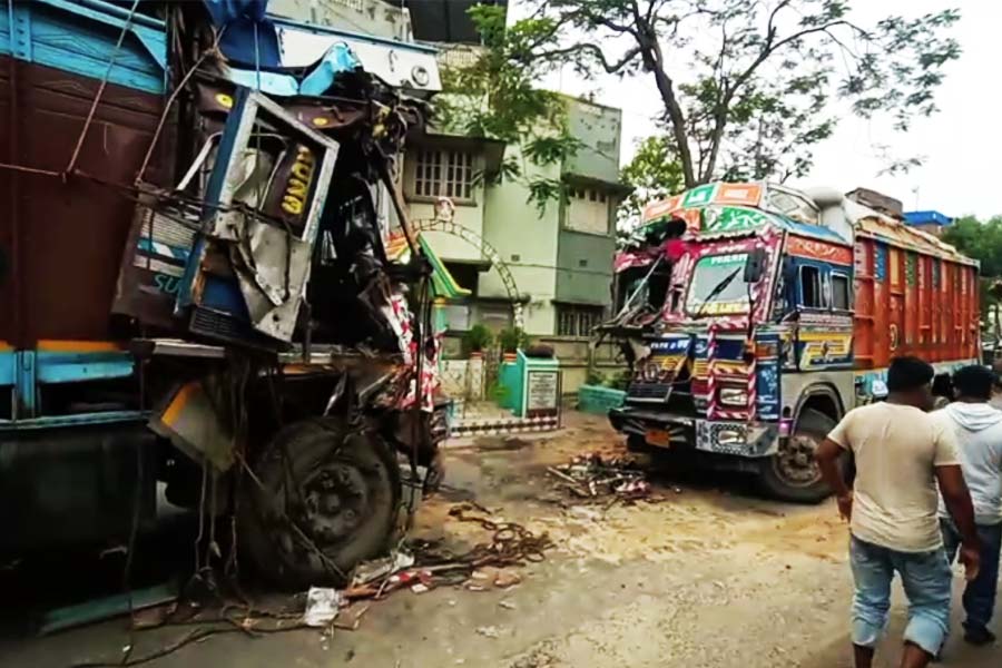 দু’টি ট্রাকের মুখোমুখি সংঘর্ষ।