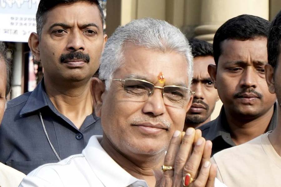 বর্ধমান দুর্গাপুরে বিজেপির প্রার্থী দিলীপ ঘোষ। বিজেপির প্রাক্তন রাজ্য সভাপতি। ২০১৯ সালে মেদিনীপুর লোকসভা কেন্দ্র থেকে জিতে সংসদে গিয়েছিলেন।