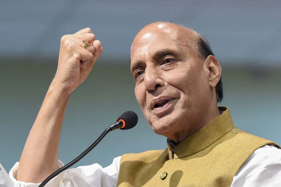 লখনউ থেকে বিজেপির প্রার্থী রাজনাথ সিংহ। দেশের বিদায়ী প্রতিরক্ষা মন্ত্রী। উত্তরপ্রদেশের মুখ্যমন্ত্রীও ছিলেন তিনি।