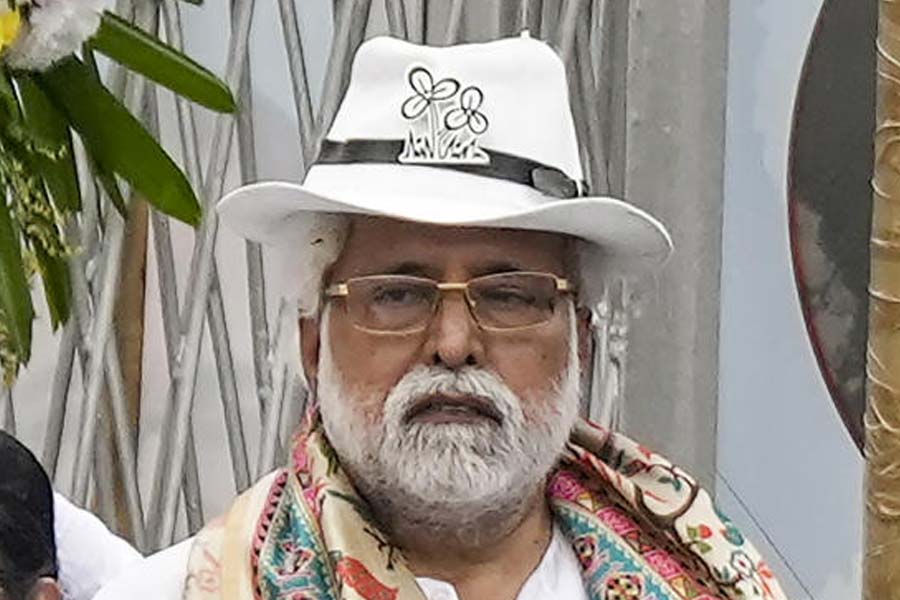 কলকাতা উত্তর কেন্দ্রে তৃণমূল প্রার্থী সুদীপ বন্দ্যোপাধ্যায়। বিজেপির টিকিটে সেখানে দাঁড়ান তৃণমূল থেকে বিজেপিতে যাওয়া তাপস রায়। কংগ্রেস ওই কেন্দ্রে প্রদীপ ভট্টাচার্যকে প্রার্থী করেছিল। শেষ হাসি সুদীপের। জিতলেন ৯২৫৬০ ভোটে।