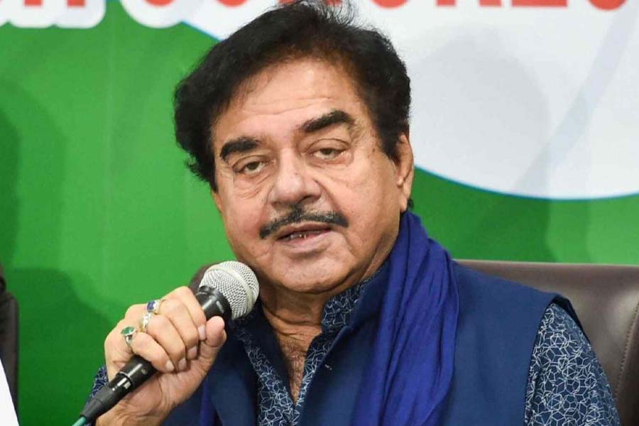 আসানসোল লোকসভা আসনে তৃণমূলের প্রার্থী শত্রুঘ্ন সিন্‌হা। বিপক্ষকে এ বার কি ‘খামোশ’ করাতে পারবেন নায়ক?