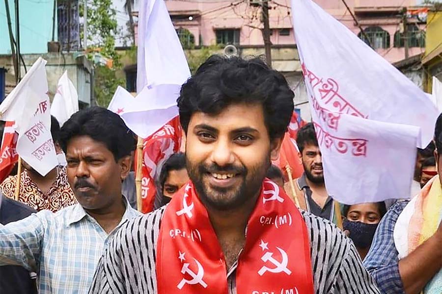 যাদবপুর লোকসভা আসনে সিপিএমের প্রার্থী সৃজন ভট্টাচার্য। তিনি ২০২১ সালের বিধানসভা নির্বাচনে সিঙ্গুর আসনে লড়েছিলেন। 