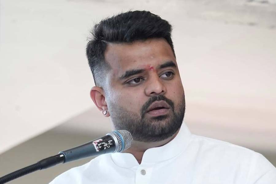 কর্নাটকের হাসন লোকসভা আসনে জেডিএসের প্রার্থী প্রজ্বল রেভান্না। তাঁর বিরুদ্ধে ধর্ষণের অভিযোগ উঠেছে। 