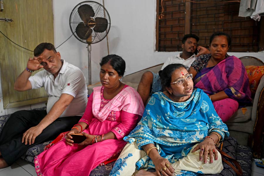 ভোট পরবর্তী হিংসার জেরে ঘরছাড়া বেলেঘাটা এলাকার বিজেপি সমর্থকেরা। খন্না এলাকায় দলীয় কার্যালয়ে আশ্রয় নিয়েছেন তাঁরা। রবিবার।