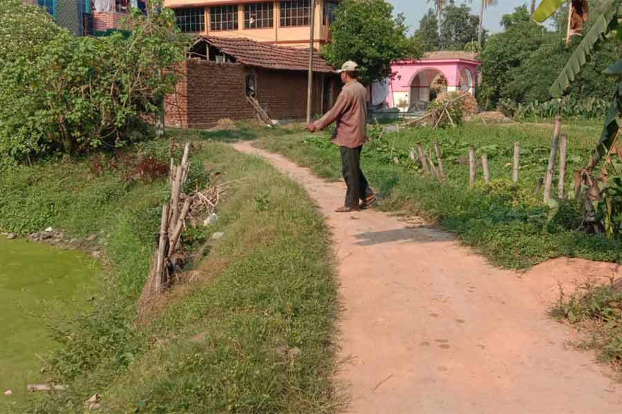 বিঘাটির পালাড়ার এই রাস্তার কাজ হয়নি বলে অভিযোগ।