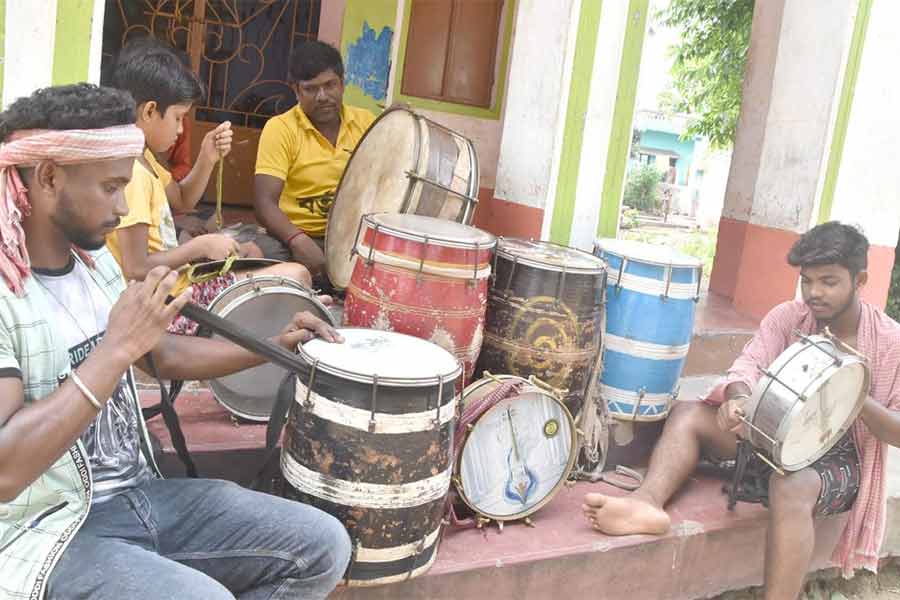 চলছে বাদ্যযন্ত্র মেরামত। রবিবার দুর্গাপুরের নডিহার আনন্দপুরে।