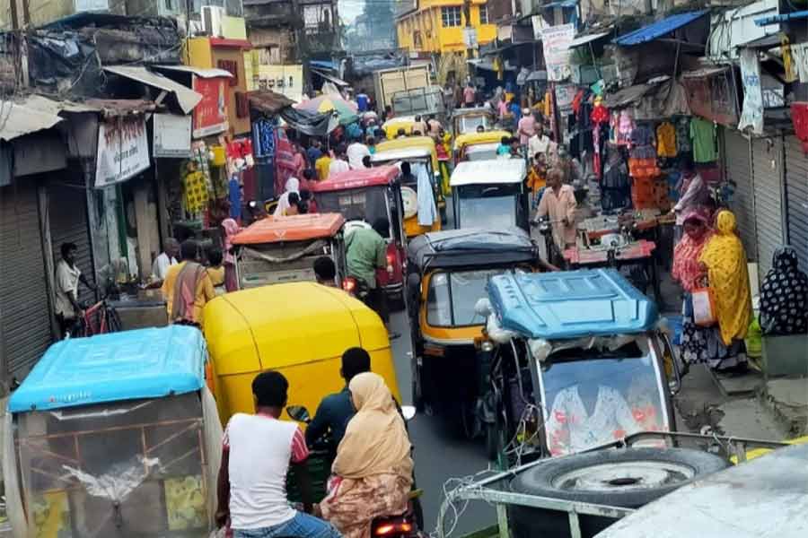 দিনের মধ্যে বহু সময় এই অবস্থা থাকে রাস্তার।