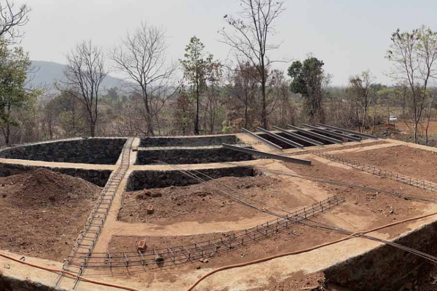 প্রকৃতির মাঝে বসে অন্দরমহলের নকশা কাগজে-কলমে এঁকেছেন ইমরান। তার পর কনট্রাক্টর এবং স্ট্রাকচারাল ইঞ্জিনিয়ারের সঙ্গে আলোচনাও করেছেন।