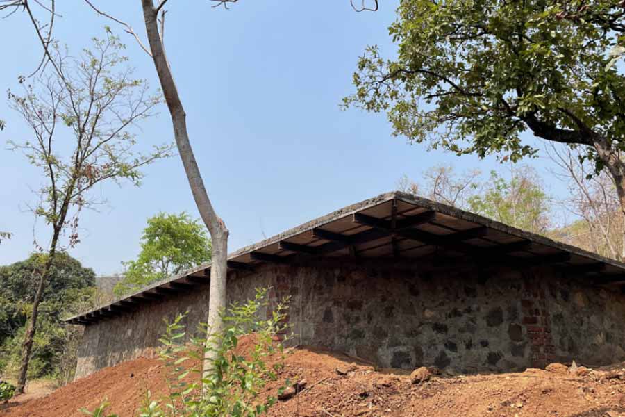 পাহাড়ি এলাকার আশপাশের বাড়িগুলি যে ধাঁচে তৈরি, তা হুবহু অনুসরণ করতে চাননি ইমরান। আবার এমনও একটি বিলাসবহুল ভিলা তৈরি করতে চাননি, যেখানে দু’মাসে এক বার শুধুমাত্র ছুটি কাটানোর জন্য থাকা যায়।