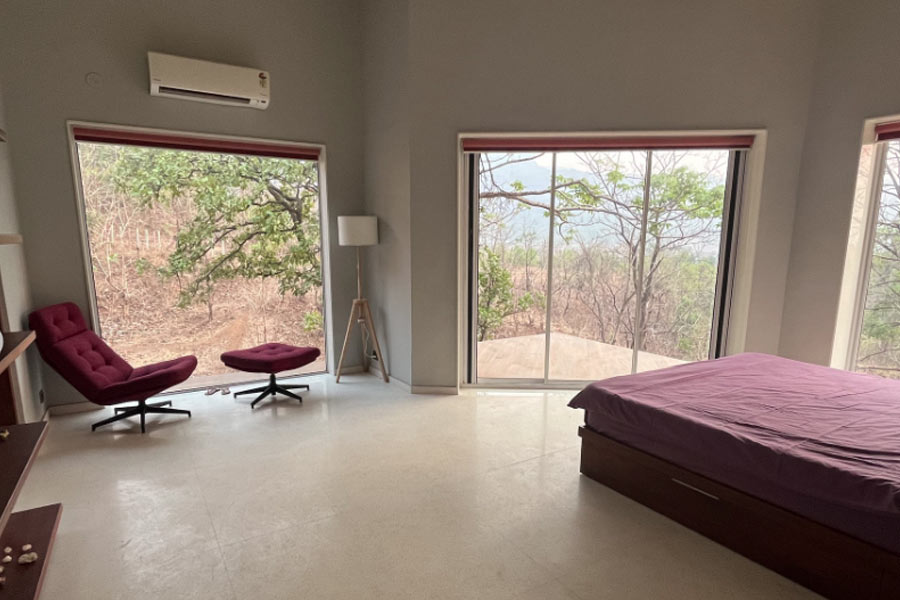 ইমরান জানান, তাঁর বাড়ির মেঝে পাথর দিয়ে তৈরি করা হবে। ইটের দেওয়ালগুলি বিশেষ ভাবে নির্মাণের চিন্তাভাবনা করেছেন তিনি। তা ছাড়া থাকবে ইস্পাতের বিমযুক্ত ছাদ, সঙ্গে ছাদের অভিনব ছাউনি।