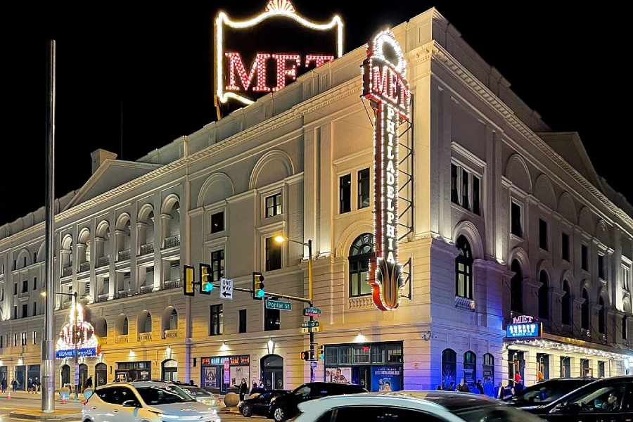 Girls tour guide to Philadelphia 