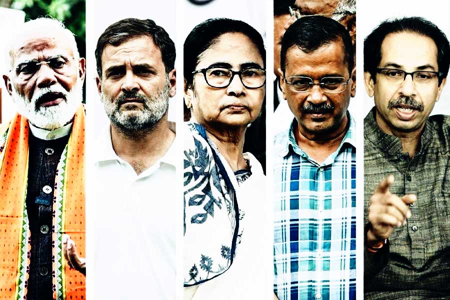 বিরোধী জোট ‘ইন্ডিয়া’র হাবেভাবে এই অঙ্ক উল্টেপাল্টে দেওয়ার ইঙ্গিত মিলছে। রণকৌশল ঠিক করতে বৈঠকও করছে তারা। কিন্তু অঙ্ক বদলাতে কি সফল হবে ‘ইন্ডিয়া’? দেশের মোট ১৮টি বিরোধী দল রয়েছে ‘ইন্ডিয়া’য়। তবে মঙ্গলবার লোকসভা ভোটের ফলপ্রকাশের পরে ‘ইন্ডিয়া’ শরিক এবং তৃণমূল নেত্রী মমতা বন্দ্যোপাধ্যায় জানিয়েছেন, ‘ইন্ডিয়া’র পরিবার আরও বড় হবে, শক্তিশালীও হবে।