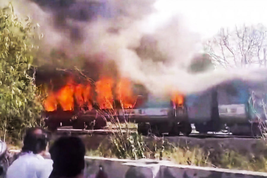 Massive fire breaks out in Taj Express train in Delhi