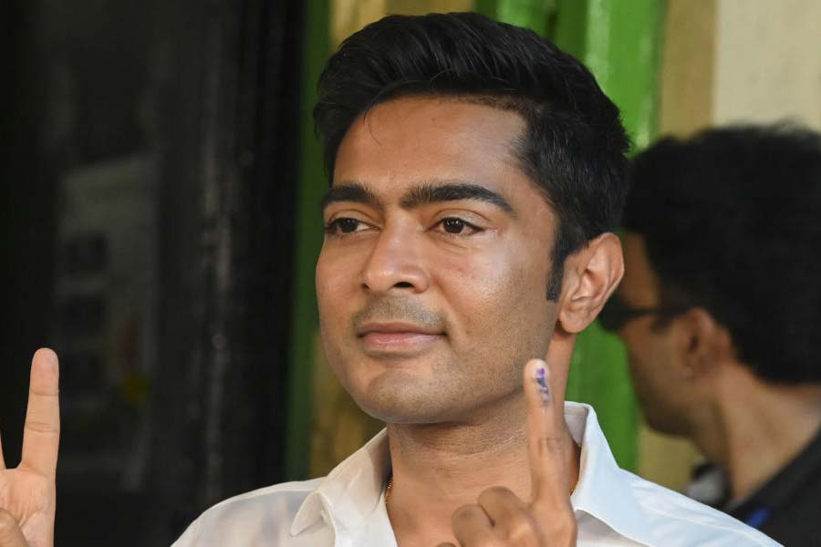 ডায়মন্ড হারবার তৃণমূলের শক্ত ঘাঁটি। অভিষেক বন্দ্যোপাধ্যায়ের বিরুদ্ধে সেখানে বিজেপি প্রার্থী করেছিল অভিজিৎ দাসকে। সিপিএম প্রার্থীর নাম প্রতীক-উর রহমান। হাসতে হাসতে জিতলেন অভিষেকই। ৭১০৯৩০ ভোটে জিতেছেন তিনি।