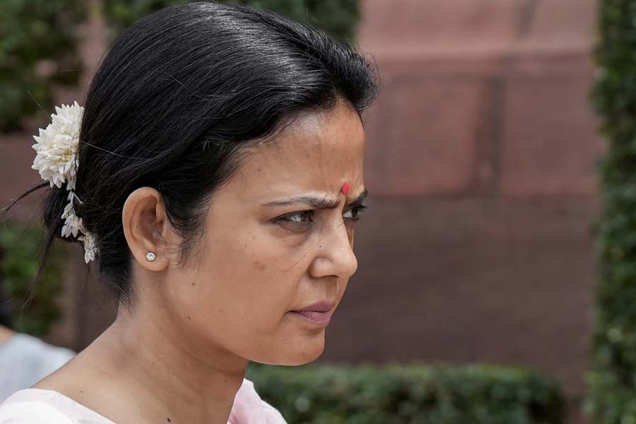 ২০১৯ সালে নদিয়ার কৃষ্ণনগর কেন্দ্র থেকে লোকসভা ভোটে জিতেছিলেন মহুয়া মৈত্র। গত ডিসেম্বরে বহিষ্কৃত হন তিনি। ২০২৪ সালের ভোটে ওই আসনেই ফের প্রার্থী মহুয়া। জয়ী এ বারও।