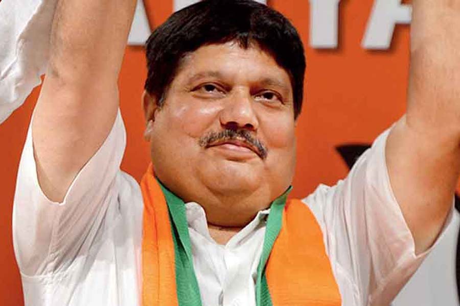 ব্যারাকপুরে বিজেপির প্রার্থী অর্জুন সিংহ। তিনি ভোটের আগে টিকিটের জন্য ক্ষোভ প্রকাশ করে তৃণমূল ছেড়ে বিজেপিতে যোগ দেন। যদিও জয় অধরাই থাকল।