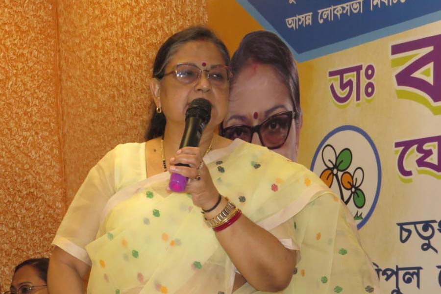 বারাসতে তৃণমূলের প্রার্থী হলেন কাকলি দস্তিদার। ওই আসনে গত বারও জিতেছিলেন তিনি। জয়ের ধারা বজায় রইল। জয়ী এ বারও। 