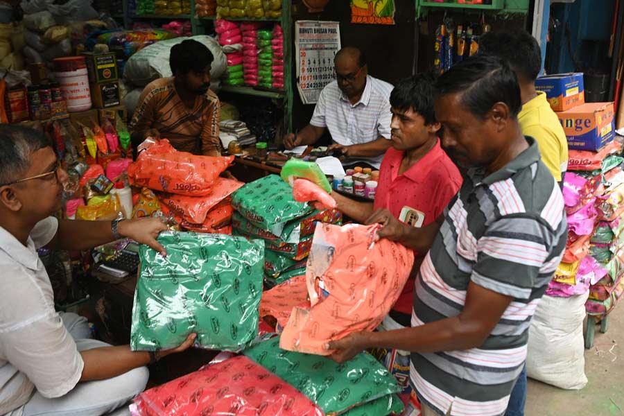 চাহিদা: লোকসভা ভোটের ফল বেরোনোর আগে বিভিন্ন দলীয় রঙের আবির কেনার ব্যস্ততা বড়বাজারে। সোমবার।