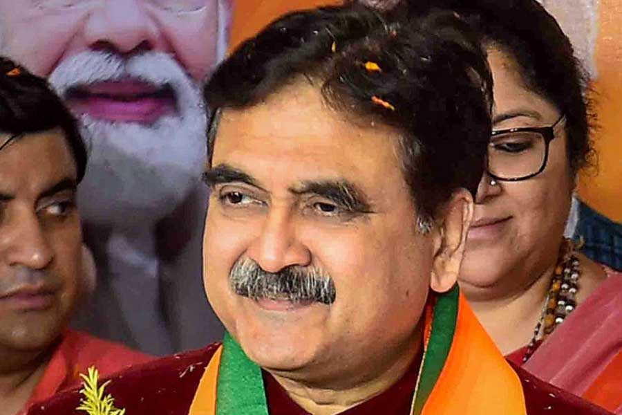 তমলুক কেন্দ্রের দিকে শুরু থেকেই নজর ছিল। সেখানে বিজেপির টিকিটে দাঁড়িয়েছিলেন কলকাতা হাই কোর্টের প্রাক্তন বিচারপতি অভিজিৎ গঙ্গোপাধ্যায়। এ ছাড়া, তৃণমূল ওই কেন্দ্রে তরুণ নেতা দেবাংশু ভট্টাচার্যকে টিকিট দিয়েছিল। সিপিএমের হয়ে দাঁড়ান সায়ন বন্দ্যোপাধ্যায়। শেষ হাসি প্রাক্তন বিচারপতিরই। জিতলেন ৭৭৭৩৩ ভোটে।