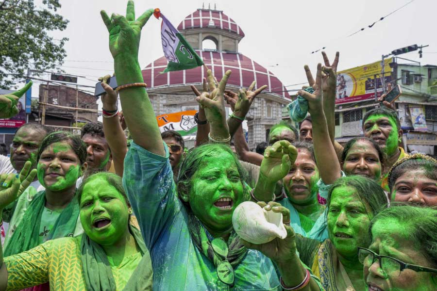 কালীঘাটে বিজয়োল্লাস। সবুজ আবিরে উদ্‌যাপন তৃণমূল সমর্থকদের। 