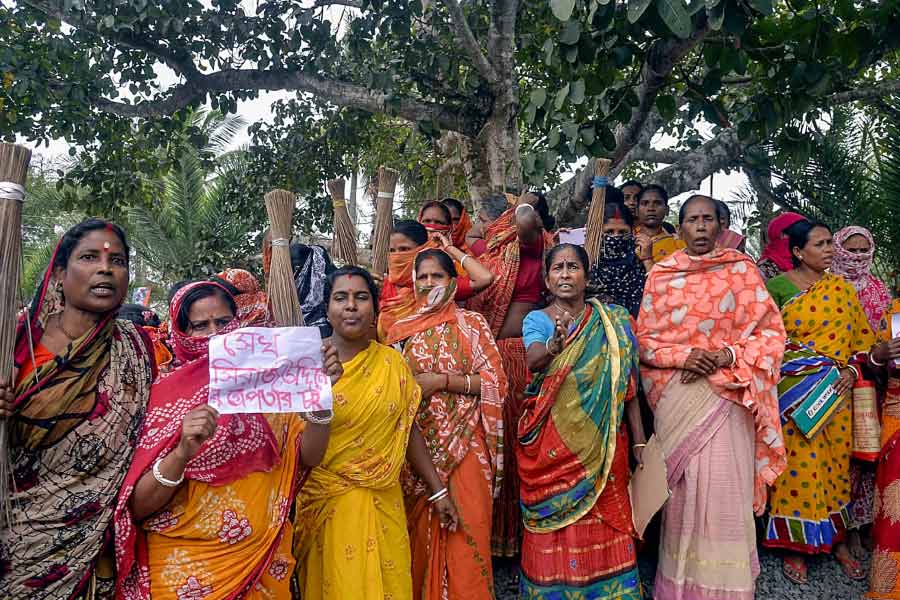 ২০২৪ সালের লোকসভা নির্বাচনে বাংলার রাজনীতিতে অন্যতম ইস্যু হয়ে উঠেছিল সন্দেশখালি। উত্তর ২৪ পরগনার বসিরহাটের এই অঞ্চলকে কেন্দ্র করে অনেক রাজনৈতিক সমীকরণ বোনা হয়েছে মাসের পর মাস ধরে। 