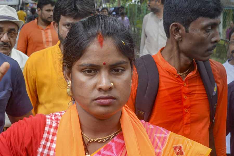 সন্দেশখালির স্থানীয় মহিলাকেই বসিরহাট কেন্দ্রে প্রার্থী করেছিল বিজেপি। রেখা পাত্র সন্দেশখালি আন্দোলন থেকেই উঠে এসেছেন বাংলার রাজনীতিতে। 