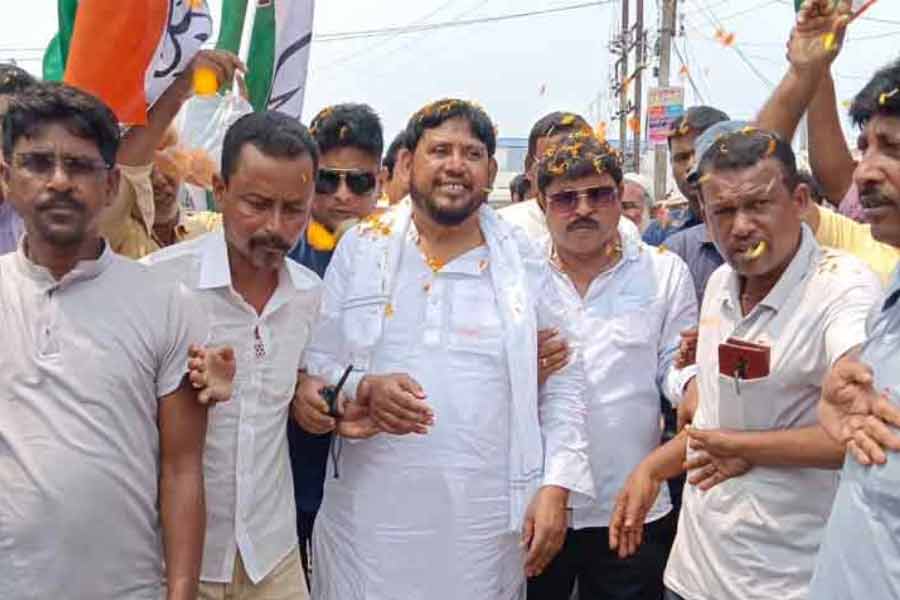 কিন্তু মঙ্গলবারের ফলাফলে দেখা গেল, বসিরহাটে শেষ হাসি হাসতে চলেছে তৃণমূলই। বিপুল ব্যবধানে জিততে চলেছেন বিদায়ী সাংসদ হাজি নুরুল। 