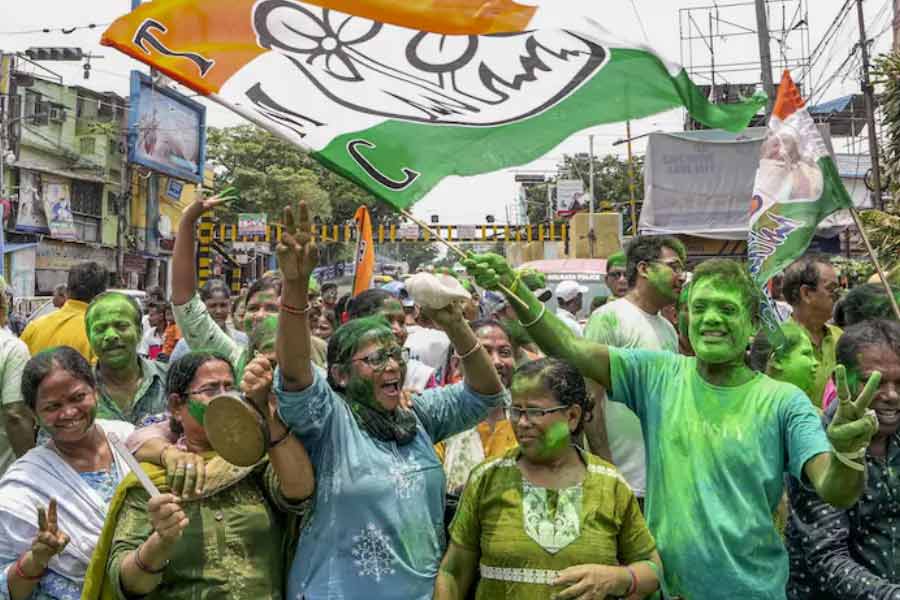 সন্দেশখালি বিধানসভায় শেষ পর্যন্ত বিজেপি জিতেছে। তবে গণনার সময় একাধিক বার সেখানেও তারা তৃণমূলের চেয়ে পিছিয়ে পড়েছিল।