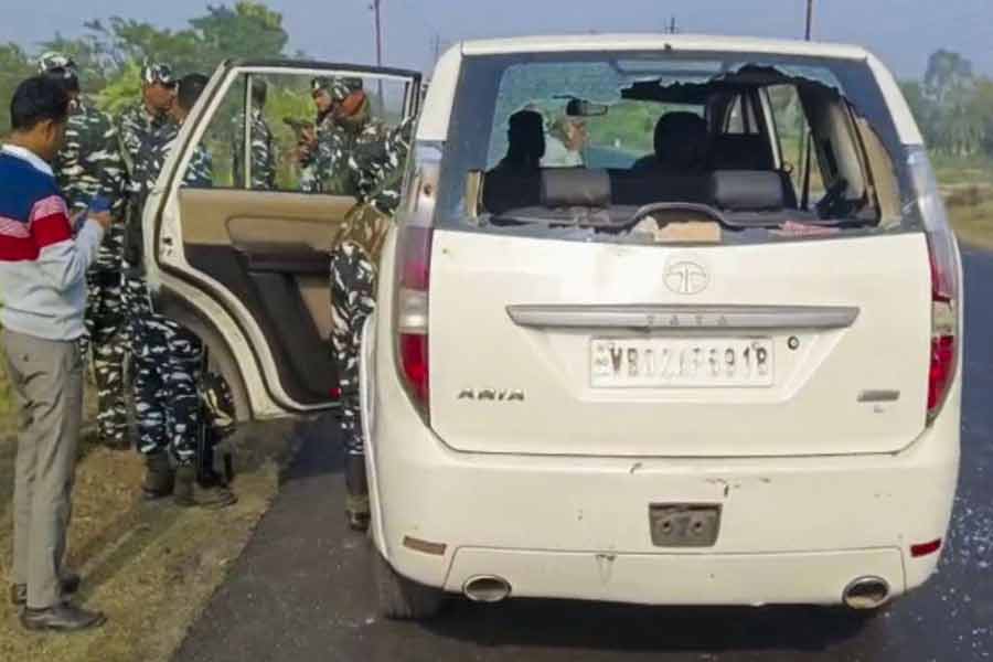 কিন্তু সন্দেশখালিতে গিয়ে সে দিন মার খেতে হয়েছিল ইডিকে। শাহজাহানের দেখা তারা পায়নি। তাঁর অনুগামীরা ইডি আধিকারিকদের ঘিরে ধরেন এবং মারধর করেন বলে অভিযোগ। 