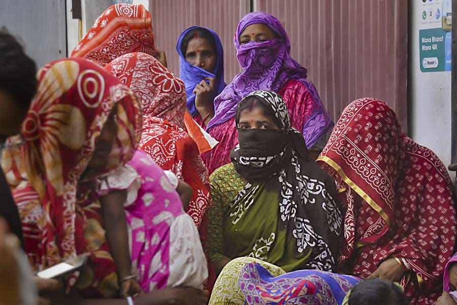 অভিযোগ, সন্দেশখালিতে ‘রাজত্ব’ চালান শাহজাহান। গ্রামবাসীদের জমি জবরদখল করে মাছের ভেড়ি তৈরি করেছেন তাঁরা। গ্রামে চলে অত্যাচার, তোলাবাজি। এমনকি, শাহজাহান এবং তাঁর অনুগামীদের বিরুদ্ধে ধর্ষণ এবং শ্লীলতাহানির অভিযোগও তুলেছিলেন মহিলারা। 
