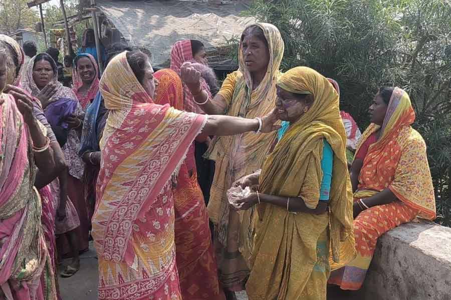 পর পর একাধিক ‘স্টিং ভিডিয়ো’ প্রকাশ্যে আসতে শুরু করে সন্দেশখালি থেকে। যার সারবত্তা, শুভেন্দু অধিকারীর নেতৃত্বে টাকা বিলি করা হয়েছিল সন্দেশখালিতে। তার বিনিময়ে তাঁরা স্থানীয় নেতাদের বিরুদ্ধে ধর্ষণের অভিযোগ দায়ের করেছেন।