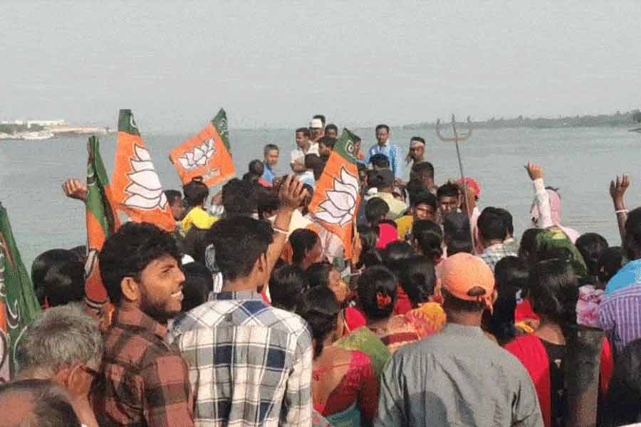 ভিডিয়োগুলি হাতিয়ার করে পাল্টা মাঠে নেমেছিল তৃণমূল। সন্দেশখালির আন্দোলনকে ‘সাজানো ঘটনা’ বলে কটাক্ষ করে তারা। ‘স্টিং ভিডিয়ো’ প্রকাশ্যে আসার পর দেখা গেল, সন্দেশখালি ‘বুমেরাং’ হয়ে দাঁড়িয়েছে বিজেপির সামনেই। 