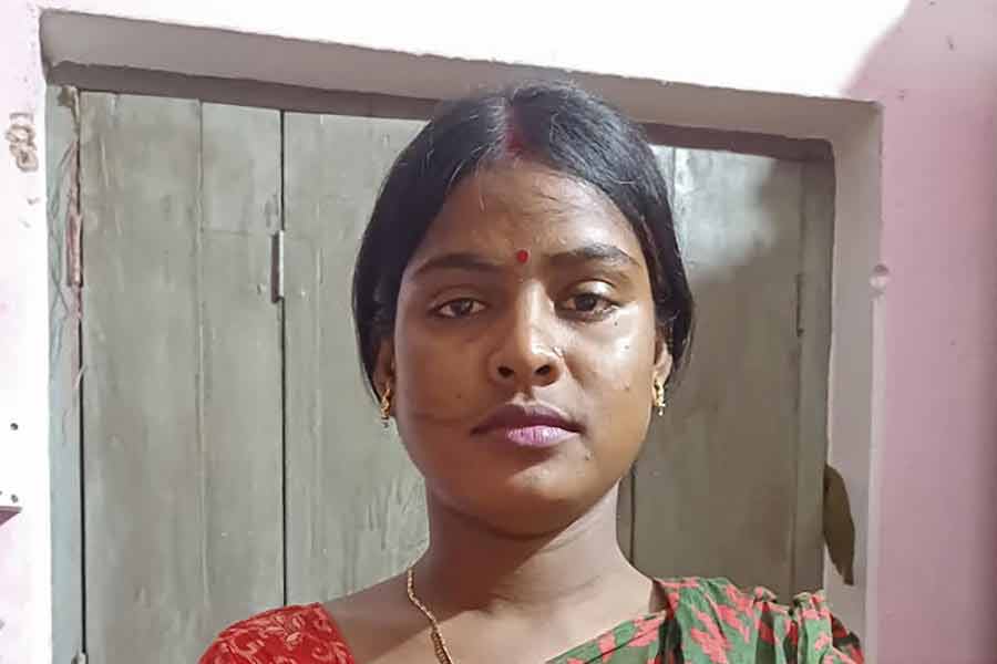 অভিযোগ, বিজেপি বসিরহাট কেন্দ্রে যাঁকে প্রার্থী করেছে, সেই রেখাও টাকার বিনিময়ে ধর্ষণের ‘ভুয়ো’ অভিযোগ দায়ের করেছিলেন। সন্দেশখালির ভাইরাল ভিডিয়োতেও সে কথা স্বীকার করতে দেখা গিয়েছিল স্থানীয় বিজেপি নেতা গঙ্গাধর কয়ালকে। সেই ভিডিয়োর সত্যতাও যাচাই করেনি আনন্দবাজার অনলাইন।