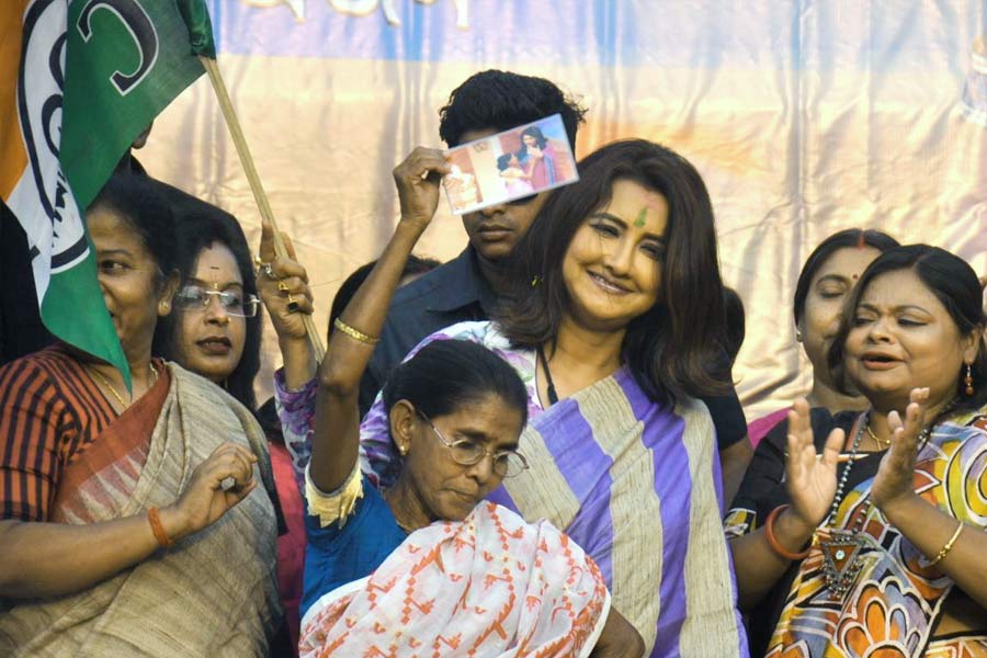 আনন্দবাজার অনলাইনকে অভিনেত্রী জানিয়েছিলেন, ভোটের প্রচার থেকে ছুটি পেলে ছেলের সঙ্গে প্রচুর সময় কাটাতে চান তিনি। প্রাগ দেশেও ঘুরতে যাওয়ার ইচ্ছা রয়েছে তাঁর। 