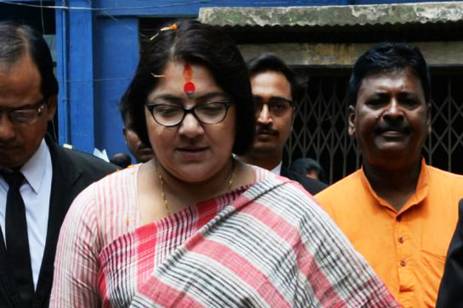 অন্য দিকে, বিপক্ষে দাঁড়ানো টলি অভিনেত্রী লকেট অভিনয়জগৎ থেকে এখন বহু দূরে। বরং, রাজনীতিক হিসাবে নিজেকে পাকাপোক্ত করে তুলেছেন তিনি। তবু হারতে হল রাজনীতিতে নবাগতার কাছে।