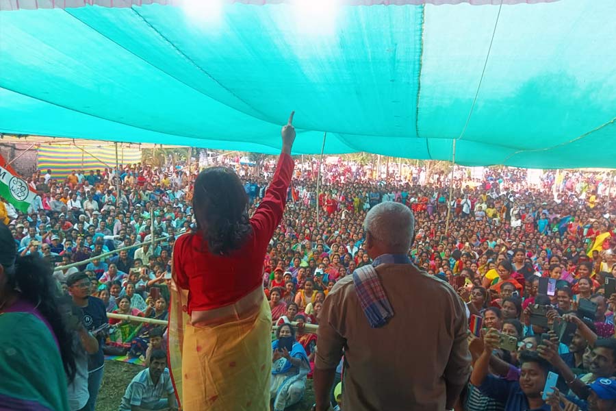 বড় পর্দা থেকে ছোট পর্দা, বিনোদন জগতে রচনা ‘দিদি নম্বর ওয়ান’। রাজনীতির মঞ্চে নেমেছিলেন নিজের সতীর্থের বিরুদ্ধেই লড়াই করতে। সেই যুদ্ধেও ‘দিদি নম্বর ওয়ান’ হলেন রচনা।