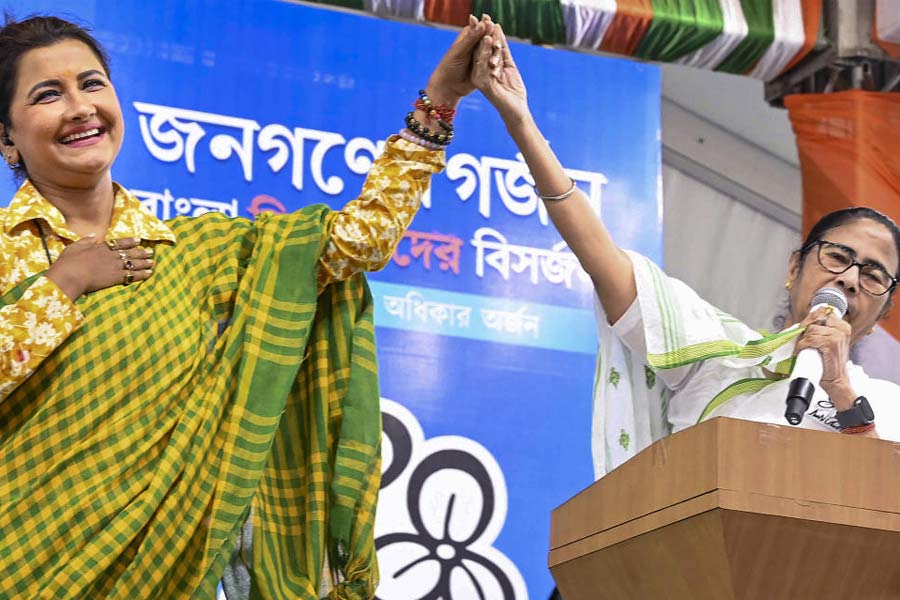 জমি আন্দোলনের ধাত্রীভূমি সিঙ্গুর থেকে আনুষ্ঠানিক ভাবে নিজের রাজনৈতিক জীবনের সফর শুরু করেছেন লকেট। বিজেপি প্রার্থী লকেটের সঙ্গে ব্যক্তিগত সম্পর্ক অত্যন্ত মধুর বলে দাবি করেন রচনা। দু’জনের সুসম্পর্কের কথা মেনেছেন লকেটও।