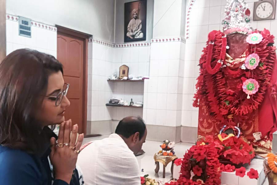 দীর্ঘ ১৭ বছরের বন্ধুত্ব রচনা এবং লকেটের। ভাগ্যের ফেরে লোকসভা ভোটে তাঁরা প্রতিপক্ষ। তবে অভিনয় জীবনে রচনা অনেকটা প্রবীণ হলেও রাজনীতিতে এগিয়ে ছিলেন লকেট। কিন্তু ভোটের ফল সেই অঙ্ক বদলে দিল। 