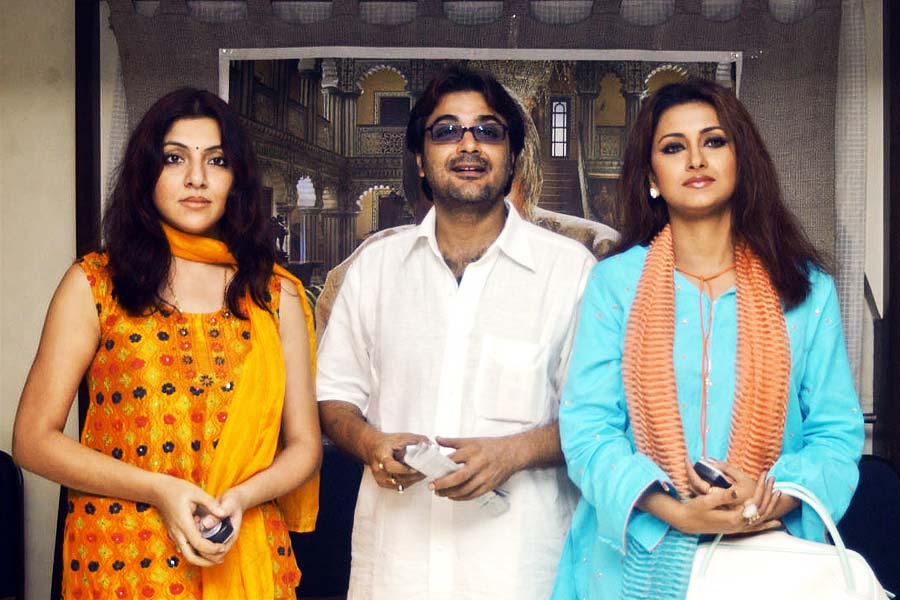 ‘মায়ের আঁচল’, ‘পরিবার’, ‘অগ্নি’, ‘ত্যাগ’— দু’বছরের মধ্যে পাঁচটি সিনেমায় একসঙ্গে অভিনয় করেছিলেন হুগলির দুই প্রার্থী রচনা এবং লকেট। ‘জন্মদাতা’, ‘চাওয়া পাওয়া’র মতো ছবিতেও কাজ করেছেন তাঁরা। 