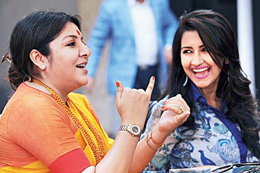 বড় পর্দায় রচনা এবং লকেট কখনও জায়ের চরিত্রে, কখনও বা বান্ধবীর চরিত্রে। তবে মিলের চেয়ে দুই চরিত্রের মধ্যে অমিলই যেন বেশি দেখা গিয়েছিল পর্দায়। 