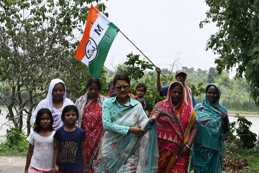 ২০১৪ সালে ‘গোগোলের কীর্তি’ ছবিতে গোগোলের মায়ের চরিত্রে অভিনয় করেন লকেট। এক বছর আগে মুক্তি পাওয়া ‘গোয়েন্দা গোগোল’ ছবিতে একই চরিত্রে অভিনয় করতে দেখা গিয়েছিল রচনাকে।