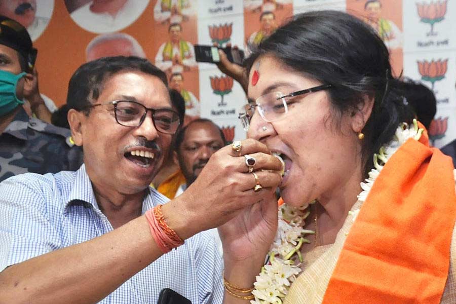 ছাত্রীজীবনে নাচ এবং অভিনয় নিয়ে আগ্রহী ছিলেন লকেট। মেয়ের আগ্রহ দেখে মা ভর্তি করিয়ে দিয়েছিলেন নাচের স্কুলে। তার পর নাচ থেকে অভিনয়জগতে পদার্পণ লকেটের।