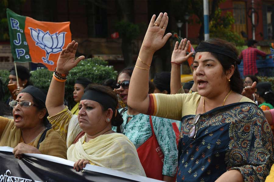 লকেট অভিনয়ের প্রথম সুযোগ পেয়েছিলেন ছোট পর্দায়। ‘দুর্গেশনন্দিনী’, ‘বেহুলা’, ‘ভালবাসা থেকে যায়’ এবং ‘মা মনসা’র মতো একাধিক বাংলা ধারাবাহিকে অভিনয় করতে দেখা যায় তাঁকে।