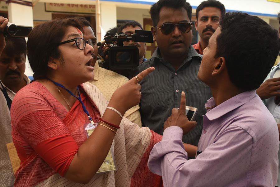 বড় পর্দারও জনপ্রিয় মুখ হয়ে ওঠেন লকেট। ‘মায়ের আঁচল’, ‘পরিবার’, ‘অগ্নি’, ‘ত্যাগ’, ‘ক্রান্তি’, ‘অভিমন্যু’, ‘মিনিস্টার ফাটাকেষ্ট’, ‘শুভদৃষ্টি’, ‘চাঁদের বাড়ি’, ‘গোঁসাইবাগানের ভূত’, ‘লে হালুয়া লে’, ‘অভিশপ্ত নাইটি’ এবং ‘খোকাবাবু’র মতো বহু বাংলা ছবিতে অভিনয় করেন তিনি। তার পর অভিনেত্রী লকেটের জীবনে রাজনীতির অধ্যায় শুরু হয়।